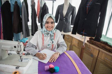 kadın terzi dikiş makinesi kullanma