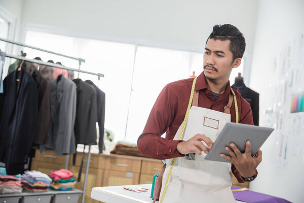 Модельер с планшетным ПК
