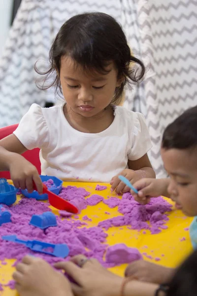 Dos niños pequeños juegan a la arena en casa — Foto de Stock