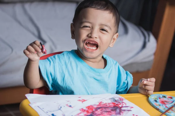 Рисование и живопись малышей — стоковое фото