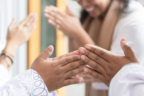 Muslimska eid mubarak förlåta andra — Stockfoto