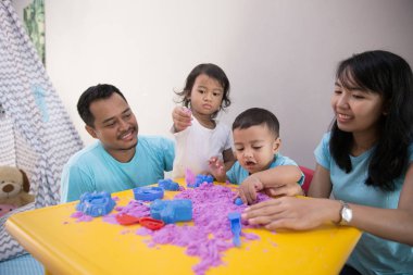 Evde çocuk ile Aile oyun kum