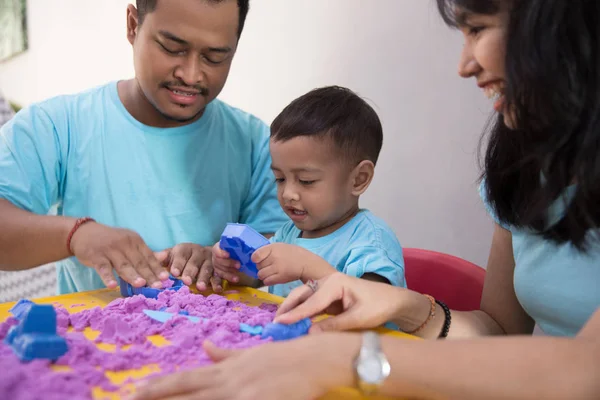 Familia jugar arena con el niño en casa —  Fotos de Stock