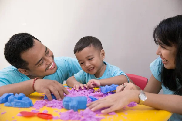 Familia jugar arena con el niño en casa —  Fotos de Stock