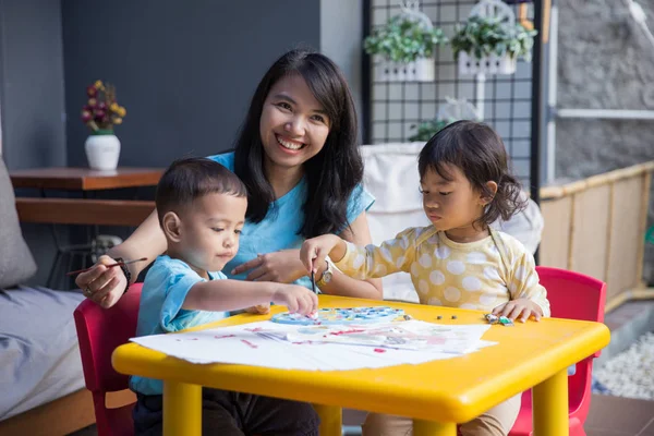 Asiático niños pintura y dibujo — Foto de Stock