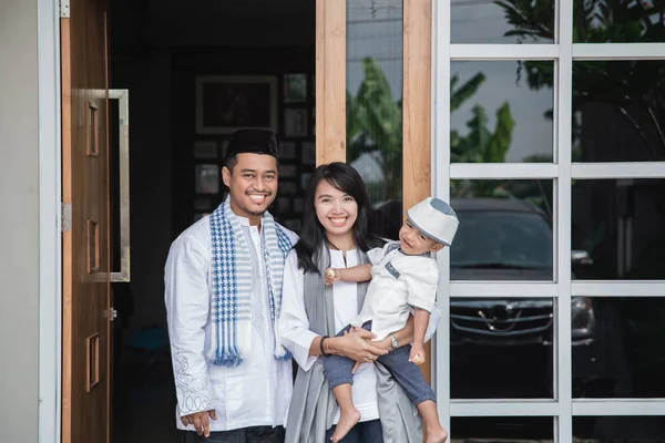 Famiglia musulmana eid mubarak — Foto Stock