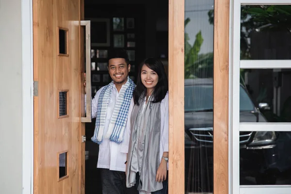 Menyambut keluarga untuk perayaan Idul Mubarak. — Stok Foto