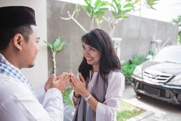 Memaafkan dan meminta maaf satu sama lain. eid mubarak — Stok Foto