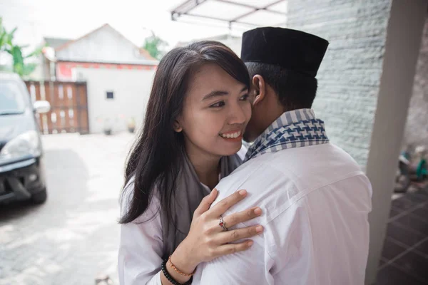 Berpelukan satu sama lain selama masa eid mubarak — Stok Foto