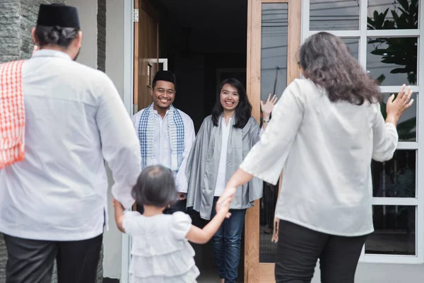 Przyjmując z zadowoleniem rodzina Eid mubarak celebracja — Zdjęcie stockowe