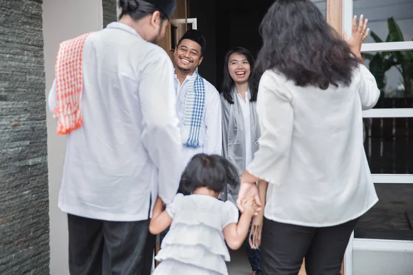 Família acolhedora para a celebração eid mubarak — Fotografia de Stock