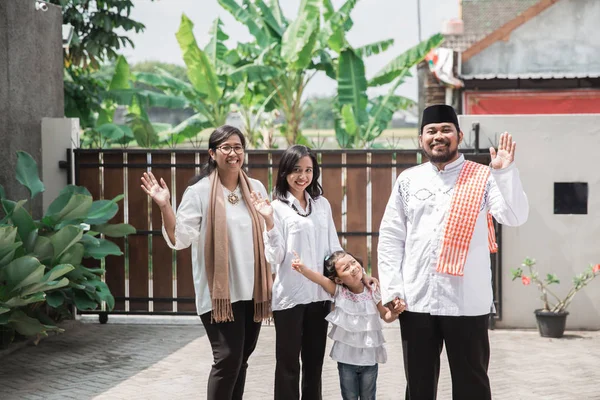 Family visiting friend during eid mubarak — Stock Photo, Image