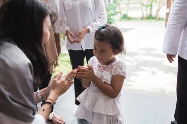 Anak berjabat tangan dan meminta maaf — Stok Foto