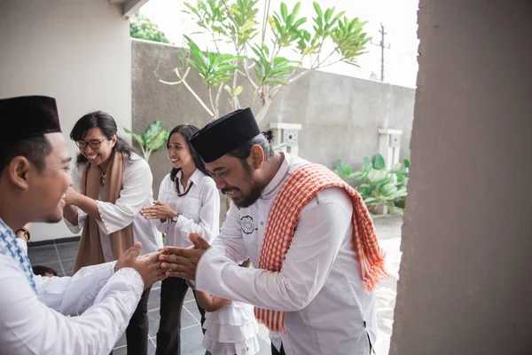 Muslim eid Mubarak anderen verzeihen — Stockfoto