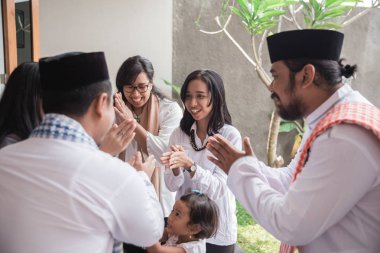 bağışlayıcı ve birbirlerine özür dilemeyi ailesi. EID mübarek