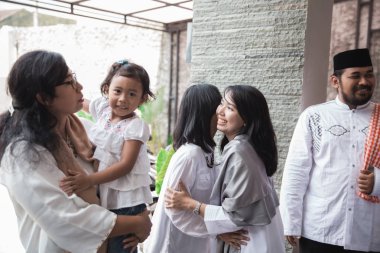 bağışlayıcı ve birbirlerine özür dilemeyi ailesi. EID mübarek