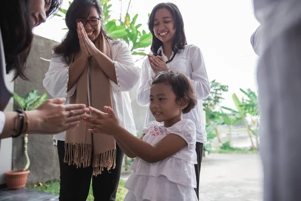 Keluarga mengunjungi teman selama masa eid mubarak — Stok Foto