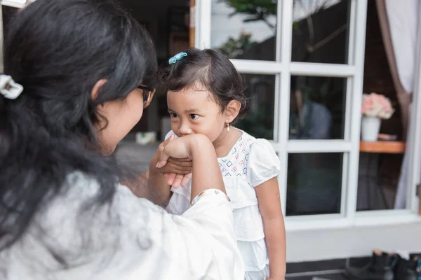 子供の手を振って、謝罪 — ストック写真