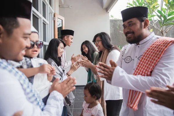 Família Abraçando Uns Aos Outros Durante Celebração Eid Mubarak Perdoar — Fotografia de Stock