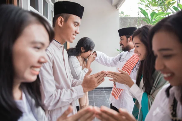 Familia perdonándose y disculpándose. eid mubarak — Foto de Stock