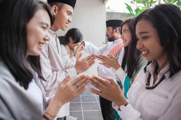 Muslim eid mubarak memaafkan orang lain — Stok Foto