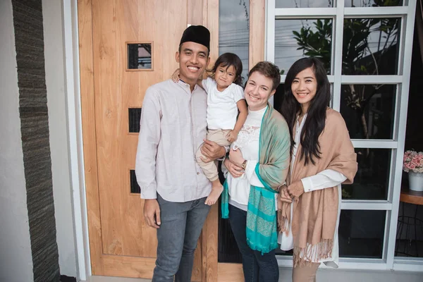 Familia musulmana y amigo sonriendo — Foto de Stock