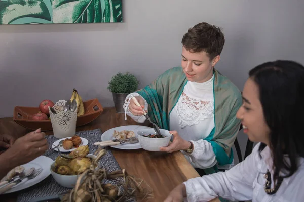 Mulher almoçando com amigos — Fotografia de Stock