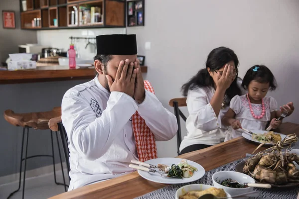 Keluarga berdoa sebelum istirahat puasa — Stok Foto