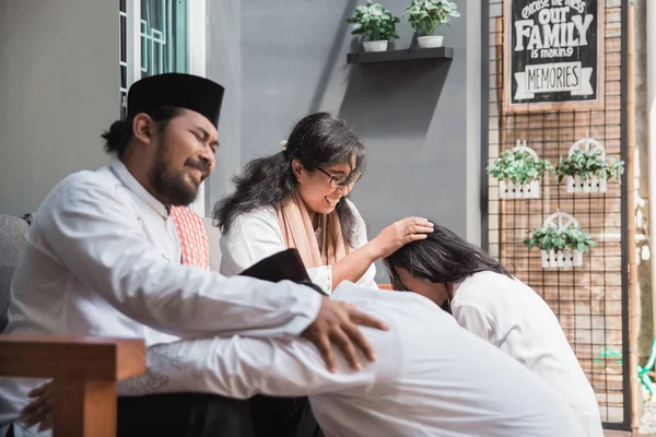 Keluarga saling memaafkan dan meminta maaf. eid mubarak — Stok Foto