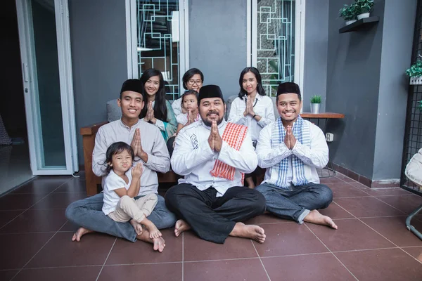 Familia mostrando gesto de saludo musulmán —  Fotos de Stock