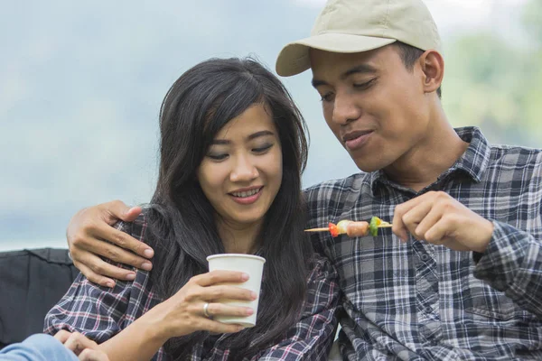 Asiatisches Paar mit Grillspießen — Stockfoto