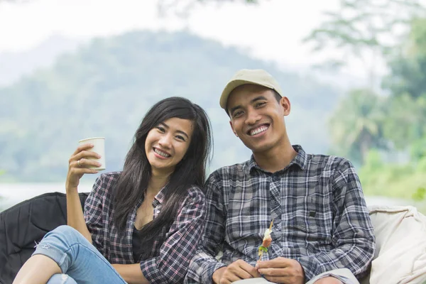 Asiático pareja teniendo barbacoa pinchos —  Fotos de Stock