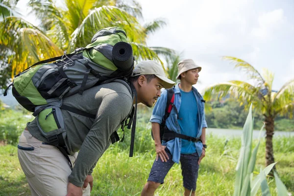 Zwei Wanderer beim Trekking — Stockfoto