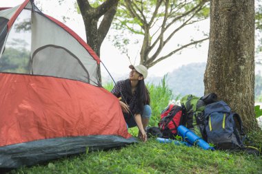 çadır doğa Turizm kavramı hazırlayın kız
