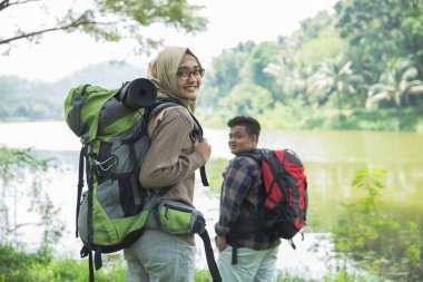 Trekking dışarı iki yürüyüşçü