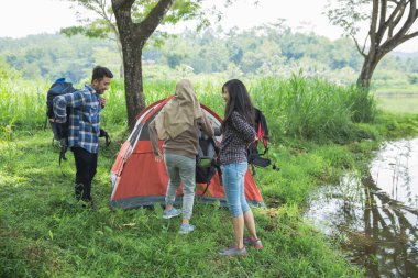 Uzun yürüyüşe çıkan kimse trekking yapmaya hazır