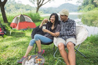 Çift seyahat ve kamp sırasında vakit