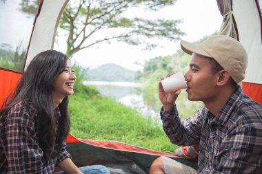 Çift seyahat ve çadırda vakit