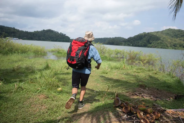 Muž běží zatímco pěší turistika v přírodě — Stock fotografie