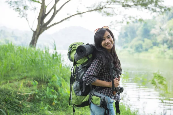 Mujer asiática excursionista con mochila — Foto de Stock