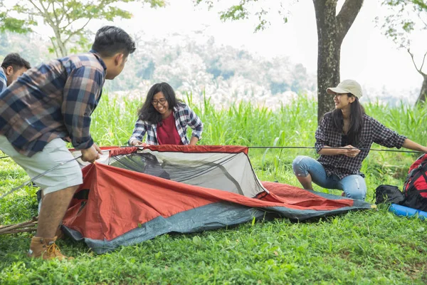Teman-teman pendaki mendirikan tenda — Stok Foto
