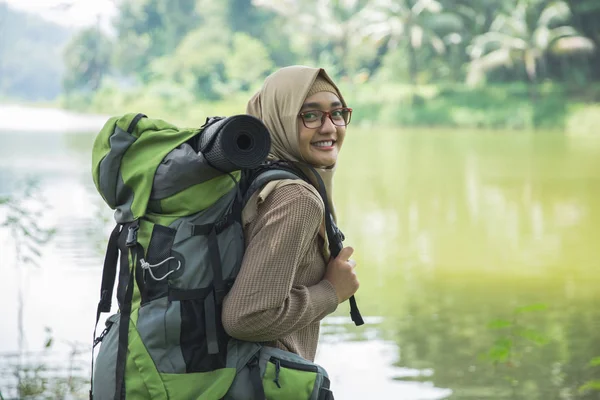 Aziatische Moslimvrouw wandelaar met rugzak — Stockfoto