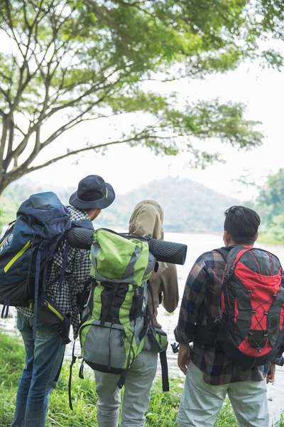 Personas en el bosque con mochila senderismo — Foto de Stock