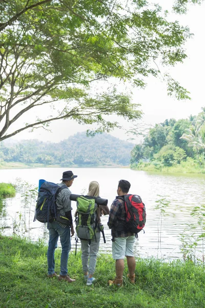 Vrienden wandelen in de zomer buiten activiteit — Stockfoto