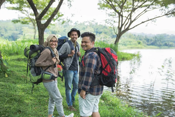 Vrienden wandelen in de zomer buiten activiteit — Stockfoto