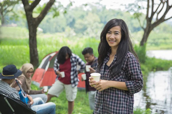 Asyalı kadın arkadaşıyla kamp — Stok fotoğraf