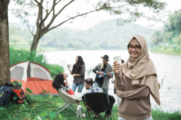 Mujer asiática Camping con amigo — Foto de Stock