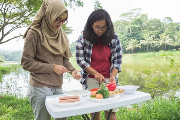 Menyiapkan makanan dengan tusuk sate selama keluar — Stok Foto