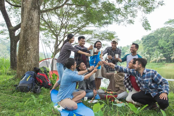 Churrasco enquanto acampa na floresta — Fotografia de Stock