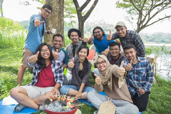 Amigos camping mostrando polegar para cima — Fotografia de Stock